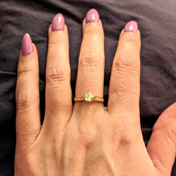 Yellow gold tone ring - Picture 1 of 2